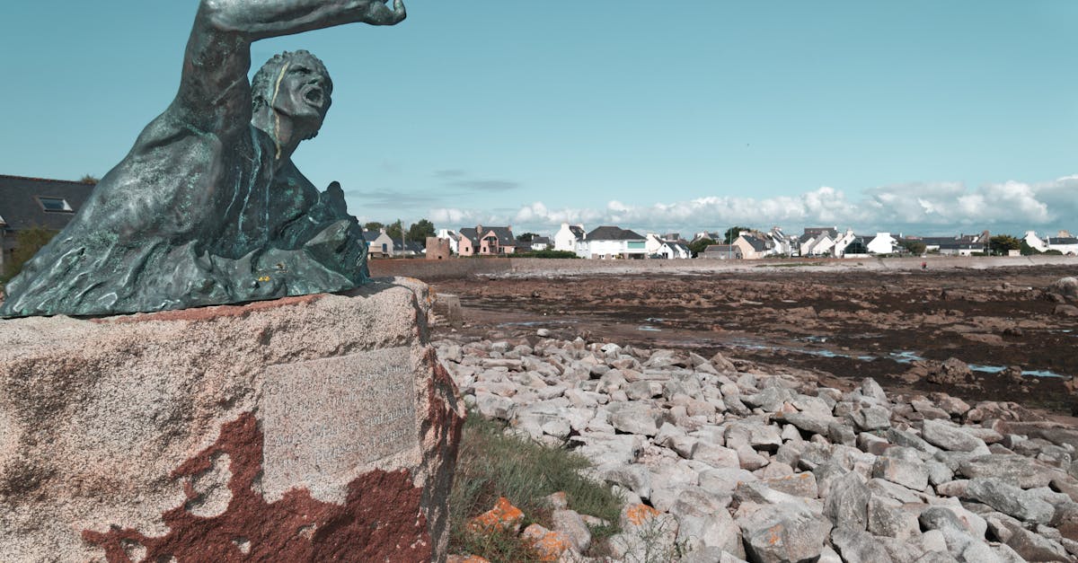 découvrez la bretagne, une région enchanteresse de france, célèbre pour ses paysages côtiers spectaculaires, sa culture riche, sa délicieuse gastronomie et ses traditions uniques. explorez ses charmants villages, ses plages de sable doré et ses sites historiques remarquables.